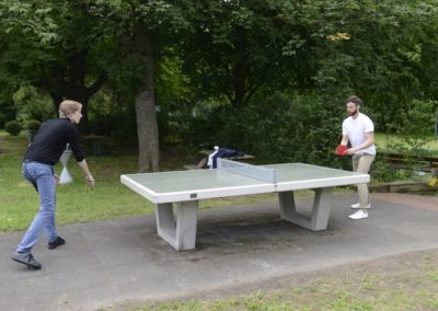 Schüler spielen Tischtennis